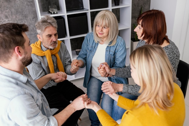 Free photo grup therapy session holding hands