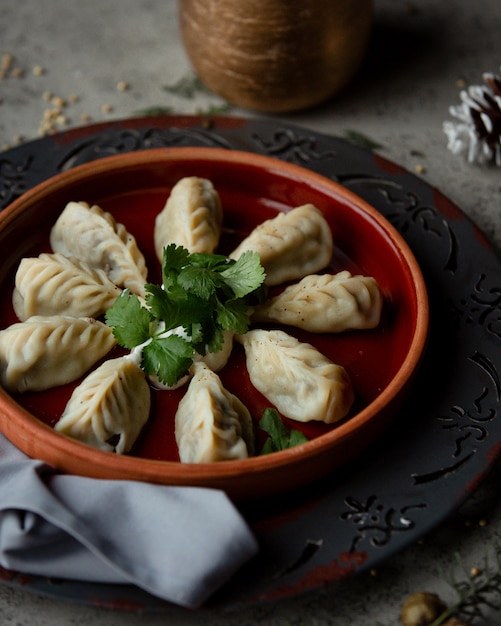 Free photo gurza azerbaijani dumplings served with yoghurt in pottery ban