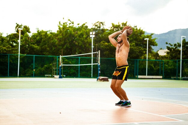 Guy play basketball on the court