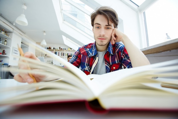 Free Photo guy reading in the library