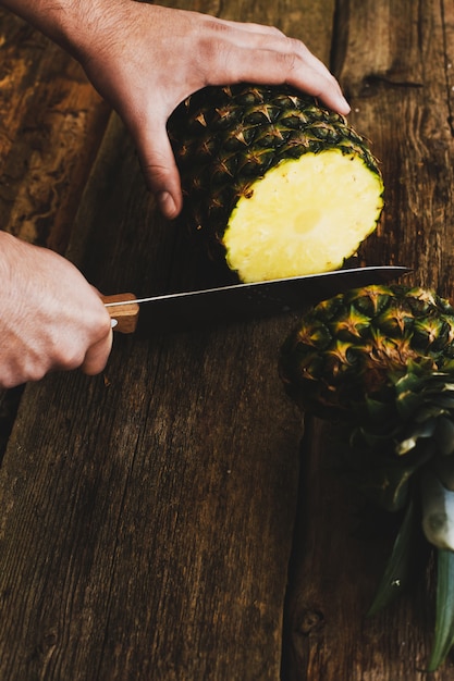 Free photo guy with pineapple