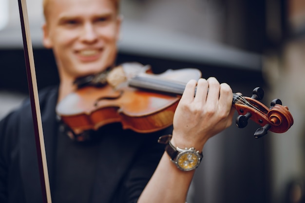 Free Photo guy with violon