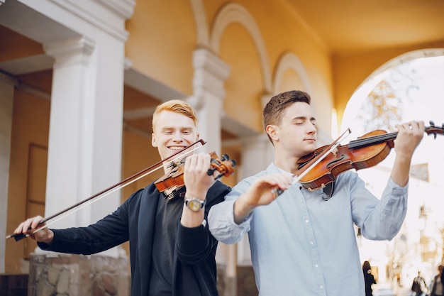 Free Photo guy with violon