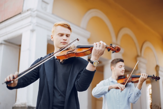 Free Photo guy with violon