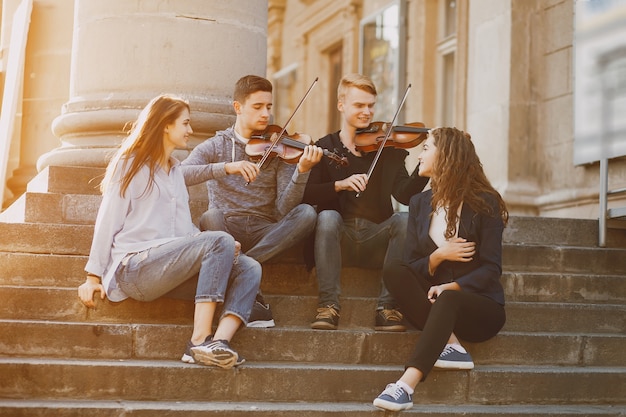 guys with violon