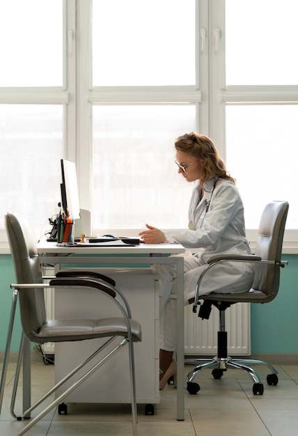 Free Photo gynecologist getting ready for appointment