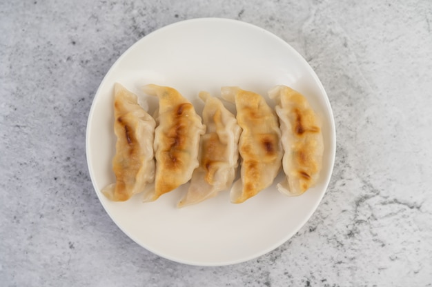 Free photo gyoza in a white dish.