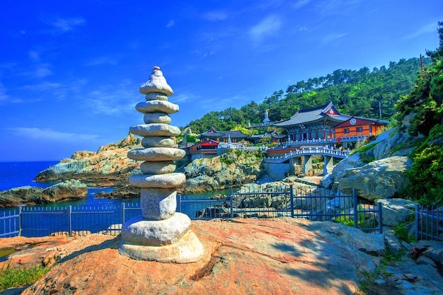 Free photo haedong yonggungsa temple and haeundae sea in busan, south korea