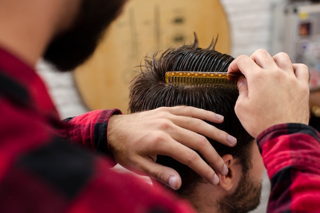 Free photo haidresser combing customer hair