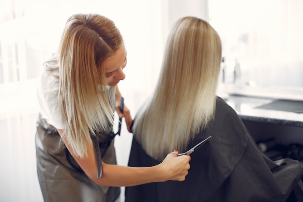 Free photo hairdresser cut hair her client in a hair salon