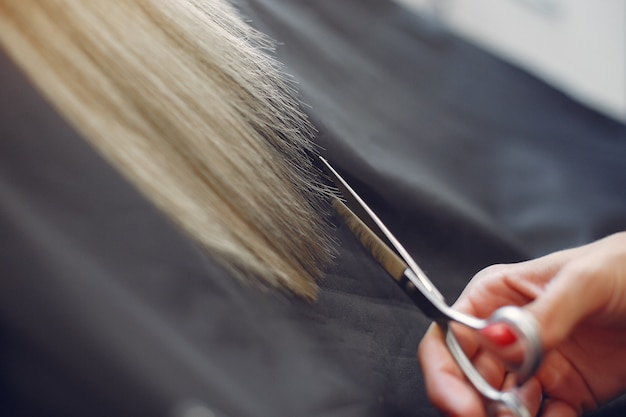 Free photo hairdresser cut hair her client in a hair salon