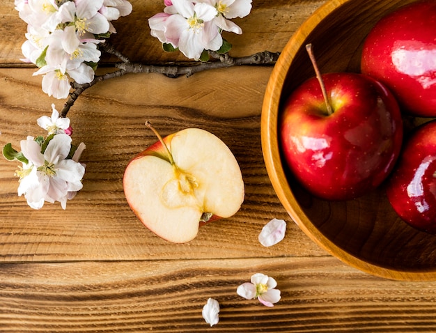 Free photo half of apple and apples in bowl