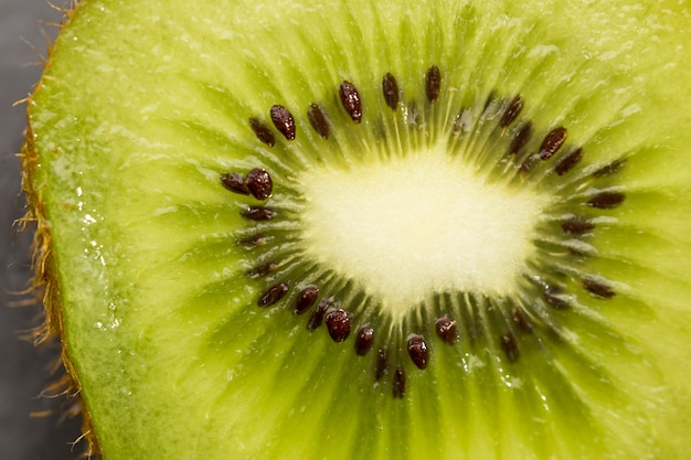 Free photo half of kiwi fruit close-up