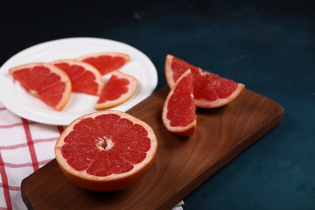 Half and sliced grapefruits.