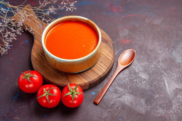 Free photo half-top view tasty tomato soup with fresh tomatoes on dark desk soup tomato dish meal sauce