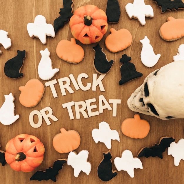 Free Photo halloween composition with cookies and skull