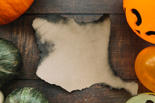 Free Photo halloween composition with pumpkins and burned paper