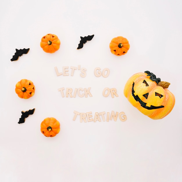 Free photo halloween concept with pumpkins and bats