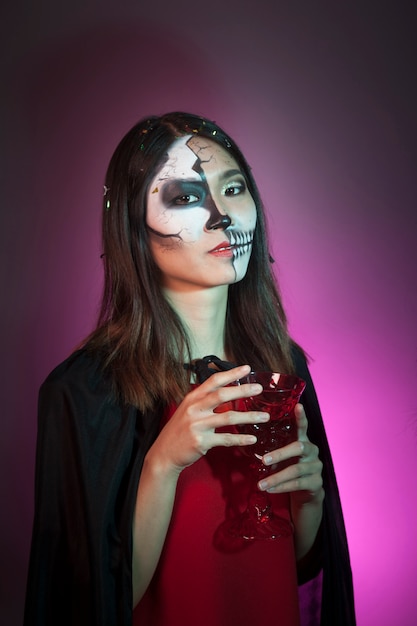 Free photo halloween concept with serious girl