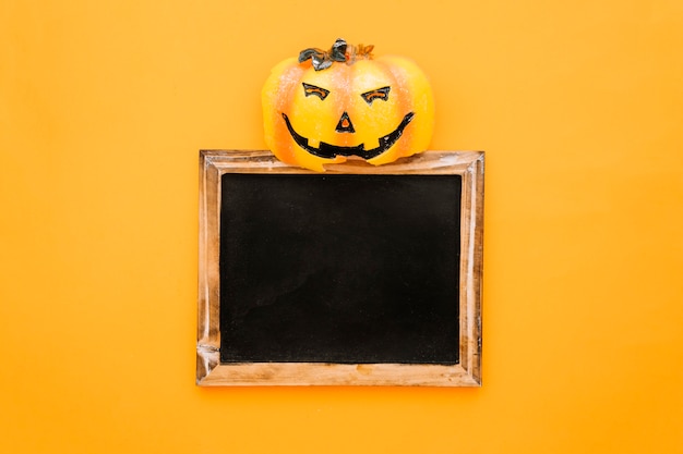 Free photo halloween concept with slate and pumpkin