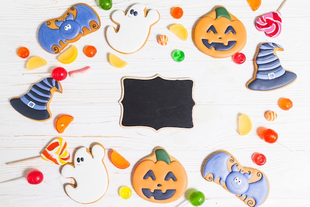 Free Photo halloween dark gingerbread between sweeties