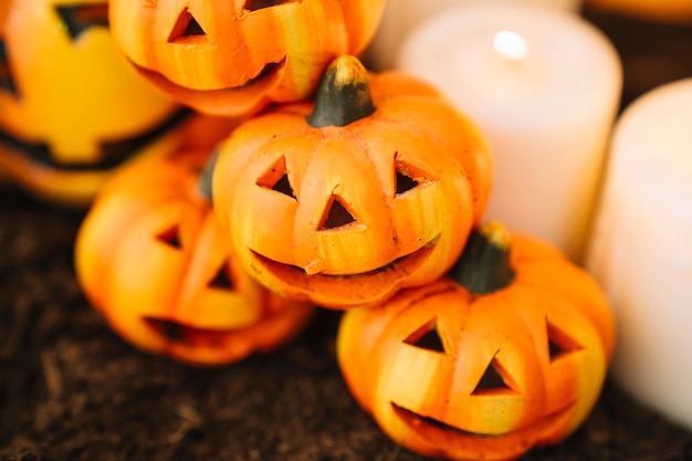 Free photo halloween decoration with close up view of pumpkins