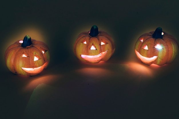 Free photo halloween decoration with three illuminated pumpkins