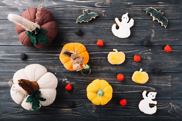 Free photo halloween decorations and cookies on table