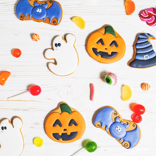 Free photo halloween gingerbread between bonbons