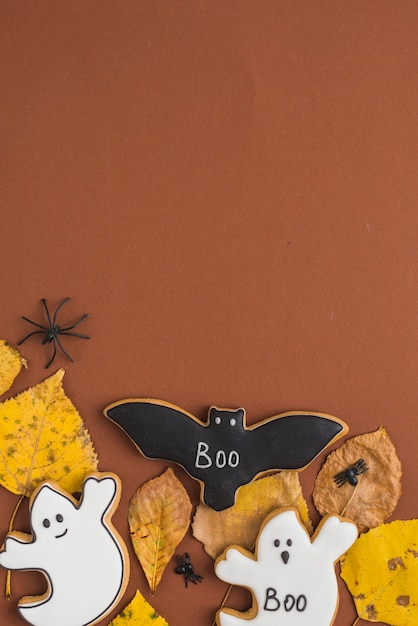 Free photo halloween gingerbread placed on leaves