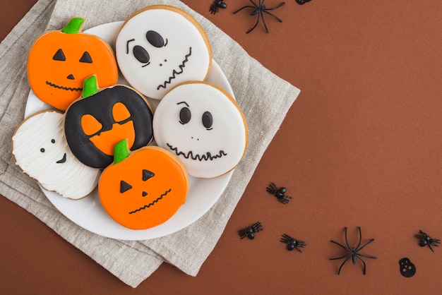 Free photo halloween gingerbreads on dish placed on linen cloth