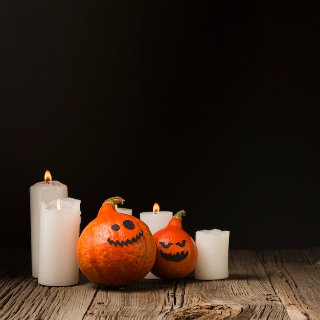 Free photo halloween pumpkins and candles front view