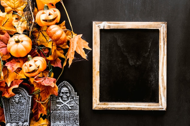 Free Photo halloween slate composition with leaves and tombstone