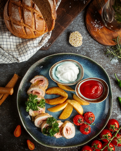 Free photo ham rolls with potatoes and ketchup