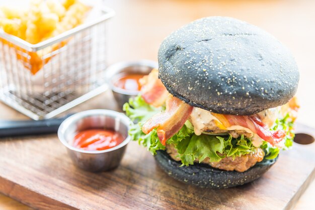 Hamburger with black bread