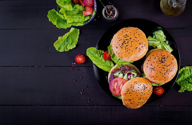 Free photo hamburgers with beef, tomato, red onion and lettuce