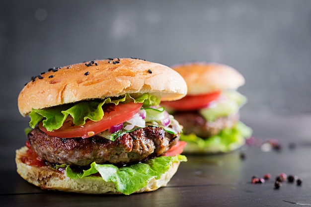 Free photo hamburgers with beef, tomato, red onion and lettuce