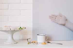 Free photo hand and cup with eaten food