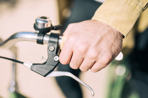 Free photo hand holding a handlebars of a bicycle