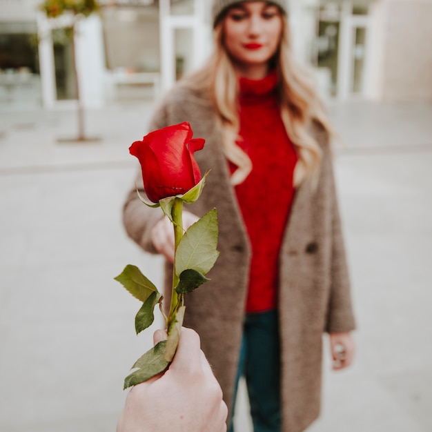 Free photo hand of man giving rose to girlfriend