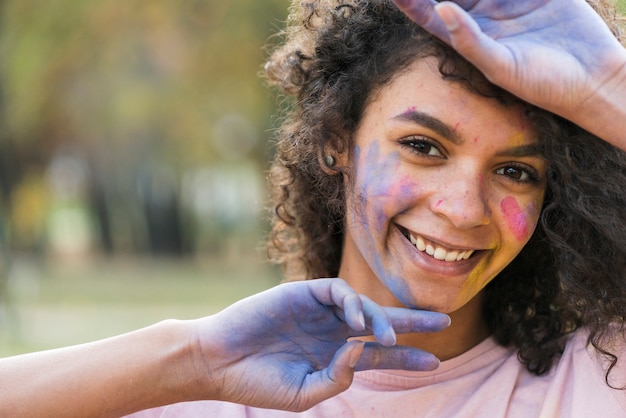 Free photo hand posing woman at festival