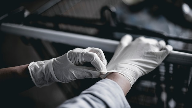 Free photo hand wearing a latex glove while pushing a shopping cart to prevent coronavirus contamination