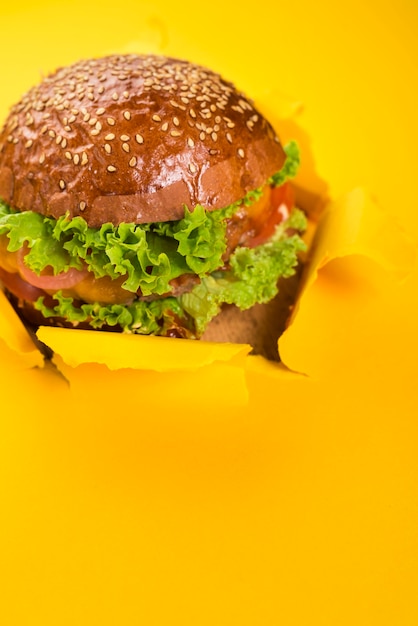 Free photo handmade tasty beef burger with lettuce