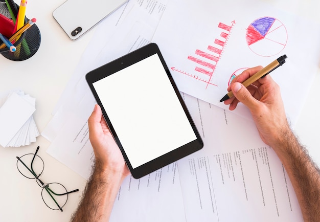 Free photo hands showing a tablet with blank screen