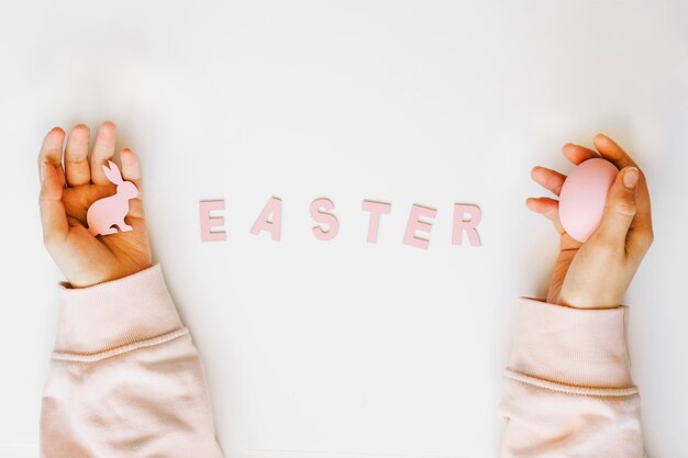 Free photo hands with pink easter decorations