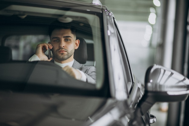 Free photo handsome business man driving in car