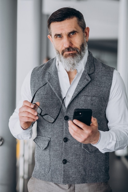 Free photo handsome business man talking on the phone in office