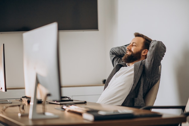 Free photo handsome business man working at the desk