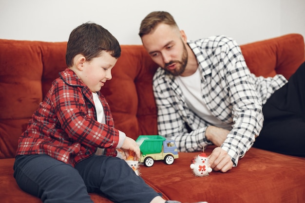 Free photo handsome dad with child on the sofa