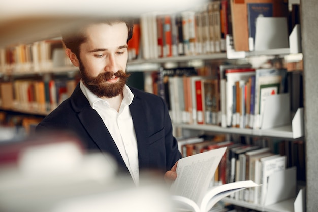 Free photo handsome guy study at the library